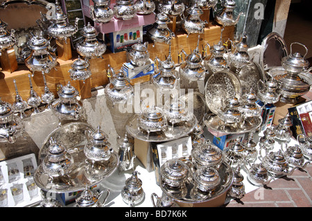 L'argenterie pour la vente sur stand, Medina, Tanger, Maroc, Région Tangier-Tétouan Banque D'Images