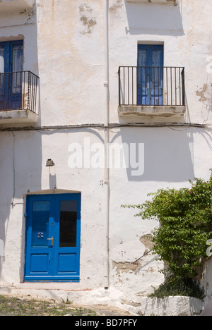 Maison traditionnel blanchi à la chaux avec des portes bleues et des balcons en fer forgé à Cadaques Costa Brava Catalogne Espagne Banque D'Images