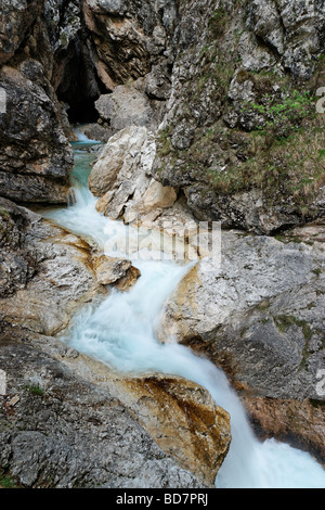 Dans la rivière Mlinarica Mlinarica Gorge, Trenta, vallée de la soca, Haute-Carniole, la Slovénie. Banque D'Images