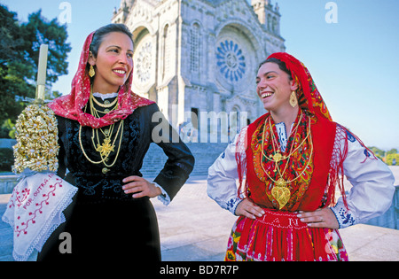 Le Portugal, Minho : jeunes filles en costumes traditionnels en face de la Basilique de Santa Luzia en Viana do Castelo Banque D'Images