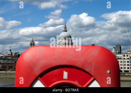 Vue sur ST PAUL'S À TRAVERS TAMISE Banque D'Images