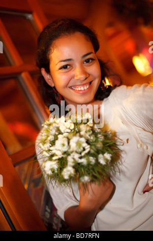 Jeune femme est heureux de prendre le bouquet de mariée Banque D'Images