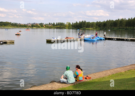 Location de bateau sur le lac, au bord du lac Willen Park, Milton Keynes, Buckinghamshire, Angleterre, Royaume-Uni Banque D'Images