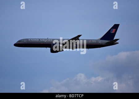 United Airlines B757 en vol au-dessus des nuages. Banque D'Images