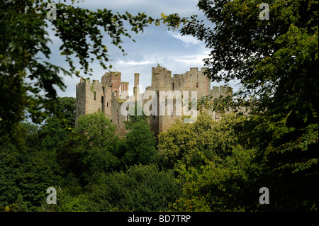 Ludlow Castle dans le Shropshire entouré par les arbres de forêt Mortimers Banque D'Images