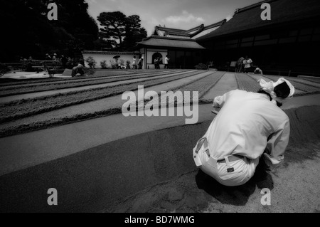 En prenant soin de la célèbre sable et pierre jardin de Ginkaku-ji (Temple de complexe Pavillon d'argent). Le protocole de Kyoto. Kansai. Le Japon Banque D'Images