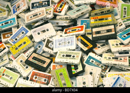 Un tas de vieilles cassettes audio dans une échoppe de marché à Séoul, Corée du Sud Banque D'Images
