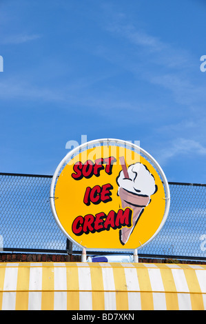 Un signe la publicité pour la vente de crème glacée molle, Clear blue sky background image prise à la station balnéaire de Folkestone Banque D'Images