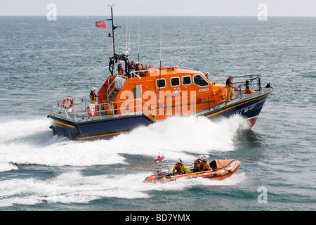 La RNLI Lifeboat Lester la classe Tamar Cromer et l'embarcation de pêche côtière en rush à l'action Banque D'Images