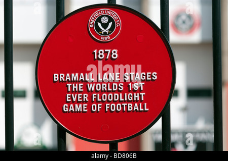 Circulaire rouge plaque commémorative 'Bramall Lane" les mondes 1er courts de jeu de football Banque D'Images