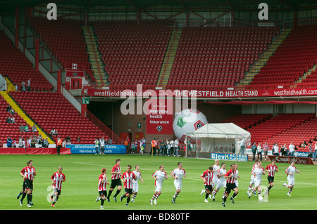 'Sheffield United' les joueurs de football des lames dans la formation sur le terrain à l'intérieur de leur stade Banque D'Images