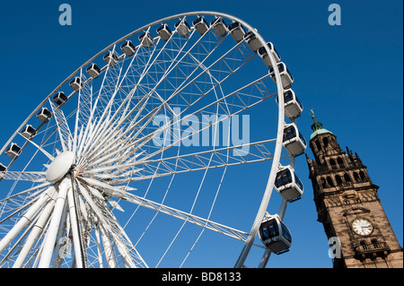 Sheffields 'big wheel' et 'Hôtel de ville' Banque D'Images