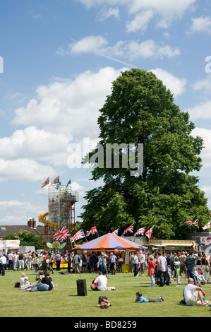 Manèges forains et décroche à une fête du village en Angleterre Banque D'Images