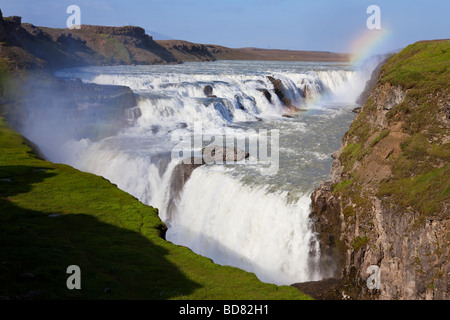 Un arc-en-ciel sur la cascade de Gullfoss sur la rivière Hvita au sud-ouest de l'Islande Banque D'Images