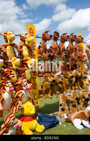 Peluches utilisé un prix sur un stand fête du village en Angleterre Banque D'Images