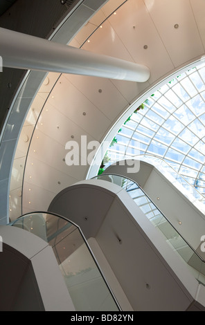 Tourné à l'intérieur d'un bâtiment montrant les lignes de la conception architecturale moderne menant à un toit en dôme de verre Banque D'Images