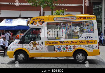 Ice cream van dans le centre-ville de Birmingham, England, UK Banque D'Images