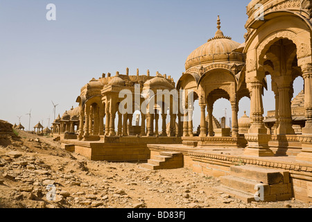 Une ferme éolienne contraste avec les anciens monuments sculptés à Bada Bagh près de Jaisalmer Banque D'Images