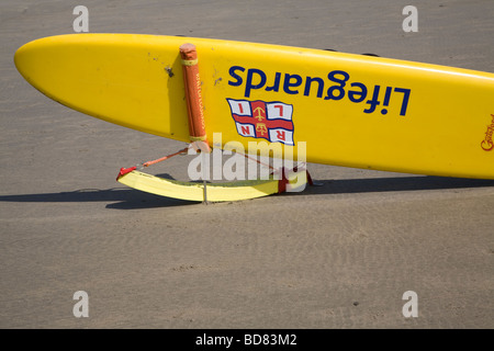 Les surveillants-sauveteurs surf board on beach Banque D'Images