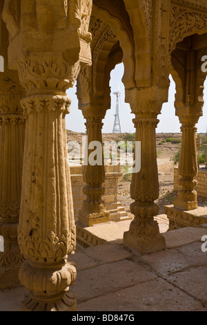 Une ferme éolienne contraste avec les anciens monuments sculptés à Bada Bagh près de Jaisalmer Banque D'Images