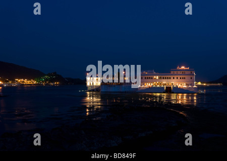 Courts de murs extérieurs du lake palace à Udaipur après le coucher du soleil Banque D'Images