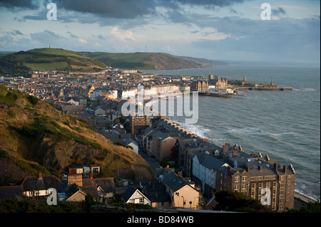 Vue générale d'Aberystwyth, ville balnéaire sur la côte ouest du pays de Galles UK soirée d'été Banque D'Images