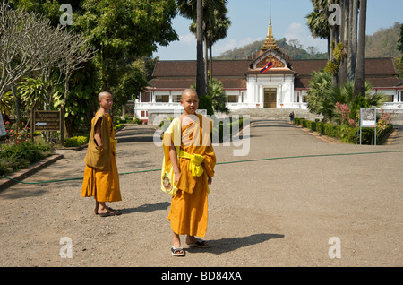 Deux moines bouddhistes novices devant l'ancien Palais royal de Luang Prabang Laos Banque D'Images