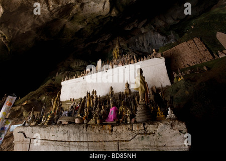 Sauvé des milliers de statues de Bouddha dans la grotte Tham Phu Kham près de Vang Vieng Laos Banque D'Images