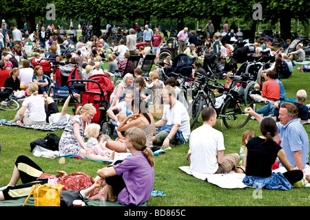 Les personnes bénéficiant de l'été dans un parc de Copenhague Banque D'Images