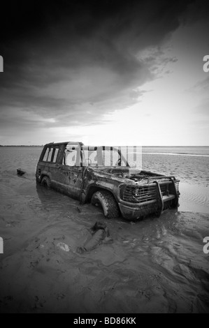 Voiture abandonnée partiellement enterré dans le sable de la baie de Morecambe Banque D'Images