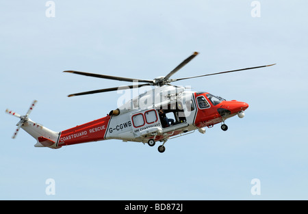 Hélicoptère de sauvetage de la Garde côtière G CGWB en approche finale à sa base à l'Osprey Quay sur Portland Dorset UK Banque D'Images