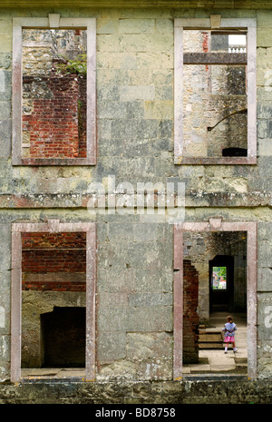 Windows, dans la ruine de maison Appuldurcomb, Wroxall, île de Wight, Angleterre, RU, FR. Banque D'Images