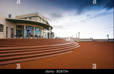 Marches courbées et façade du café Rotunda, qui fait partie de l'hôtel Art Deco Midland à Morecambe. ROYAUME-UNI. Banque D'Images