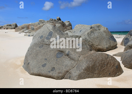 Rochers sur la plage de Shell Beach Herm Island Channel Islands Banque D'Images