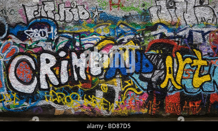 "Le Crime et l'Art, un commentaire prophétique sur l'U2 mur de graffiti, partie de Windmill Lane Studios, Dublin, Irlande ; malheureusement démoli en 2015 . Banque D'Images