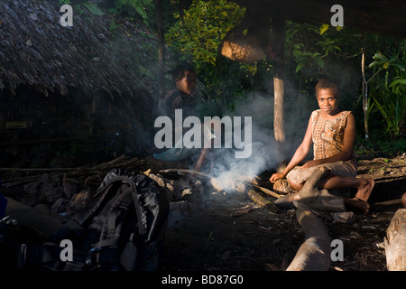 Une cuisine familiale locale cochon sauvage par le lac Letas sur Vanuatu Gaua Banque D'Images