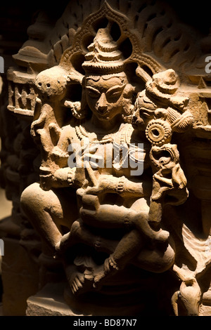 Figurine en pierre sculptés complexes sur un mur de temple jaïn à Jaisalmer, Inde Banque D'Images