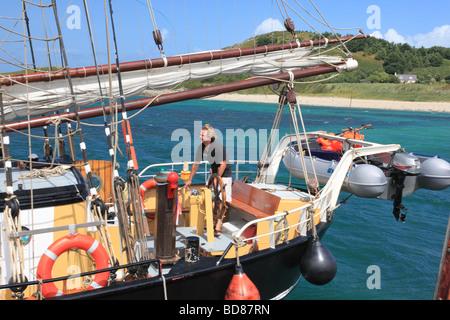 Bateau à voile dans l'Herm Harbour Channel Islands Banque D'Images