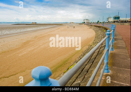 La plage et la promenade de Morecambe avec l'hôtel Midland au loin. Morecambe. Banque D'Images