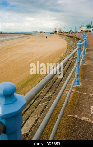 La plage et la promenade de Morecambe avec l'hôtel Midland au loin. Morecambe. Banque D'Images