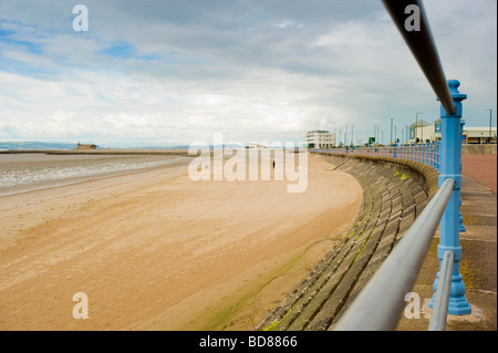 La plage et la promenade de Morecambe avec l'hôtel Midland au loin. Morecambe. Banque D'Images