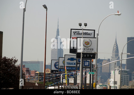 Utilisé et administré les automobiles sont proposés à la vente à Marchands de voiture sur le nord du Boulevard, dans le borough du Queens à New York Banque D'Images