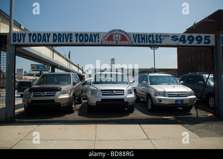 Utilisé et les automobiles appartenant à la personne sont offerts en vente au concessionnaire Honda sur le nord du Boulevard, dans le borough du Queens à New York Banque D'Images