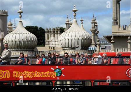 Les touristes en visite de la ville de Brighton un laissez-passer d'autobus à toit ouvert par le Royal Pavilion Banque D'Images