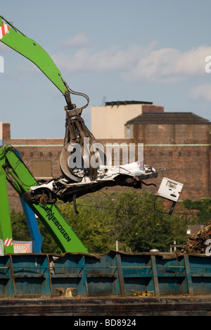 Les automobiles à un recycleur de ferraille sur Newtown Creek séparant les comtés de Queens et de Brooklyn à New York Banque D'Images