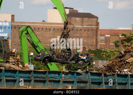 Les automobiles à un recycleur de ferraille sur Newtown Creek séparant les comtés de Queens et de Brooklyn à New York Banque D'Images