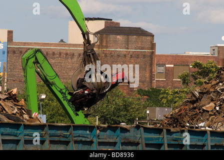 Les automobiles à un recycleur de ferraille sur Newtown Creek séparant les comtés de Queens et de Brooklyn à New York Banque D'Images