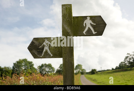 Un panneau pour les promeneurs sur le sentier Cotswold Way dans le Gloucestershire England UK Banque D'Images