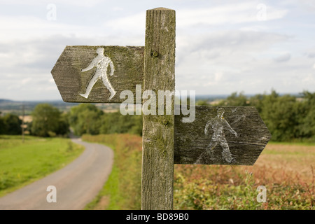 Un panneau pour les promeneurs sur le sentier Cotswold Way dans le Gloucestershire England UK Banque D'Images