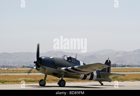 Un Grumman F6F Hellcat Les taxis sur la piste après un vol dans le cadre d'un salon. Banque D'Images